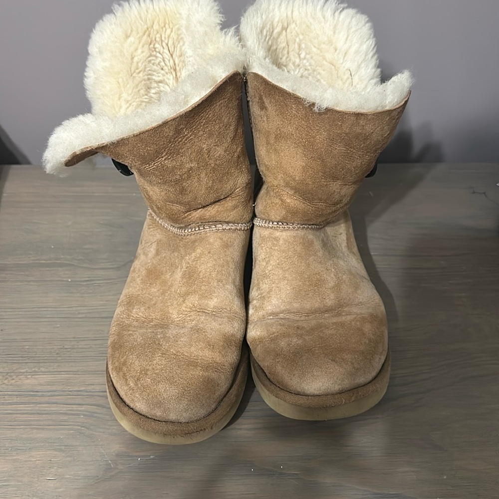 Gently used UGG Bailey Boot in Chestnut